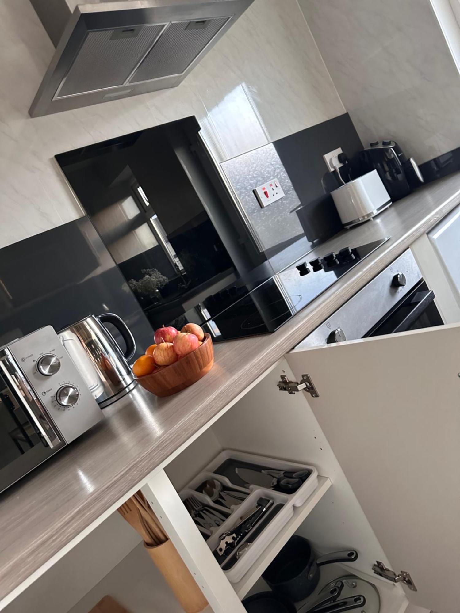 Ocean Village Marina 2 Bedroom Apartment With Balcony! Southampton Luaran gambar
