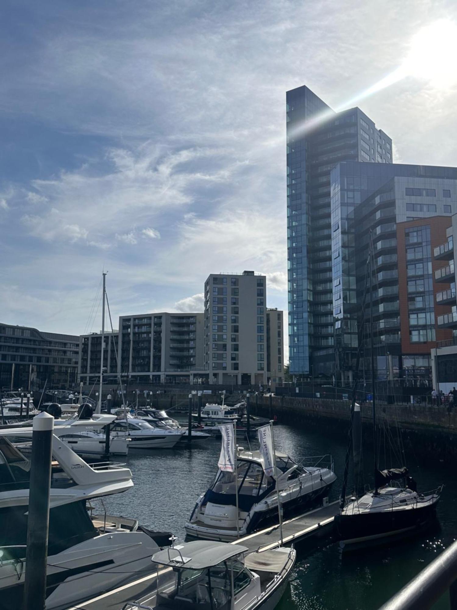Ocean Village Marina 2 Bedroom Apartment With Balcony! Southampton Luaran gambar