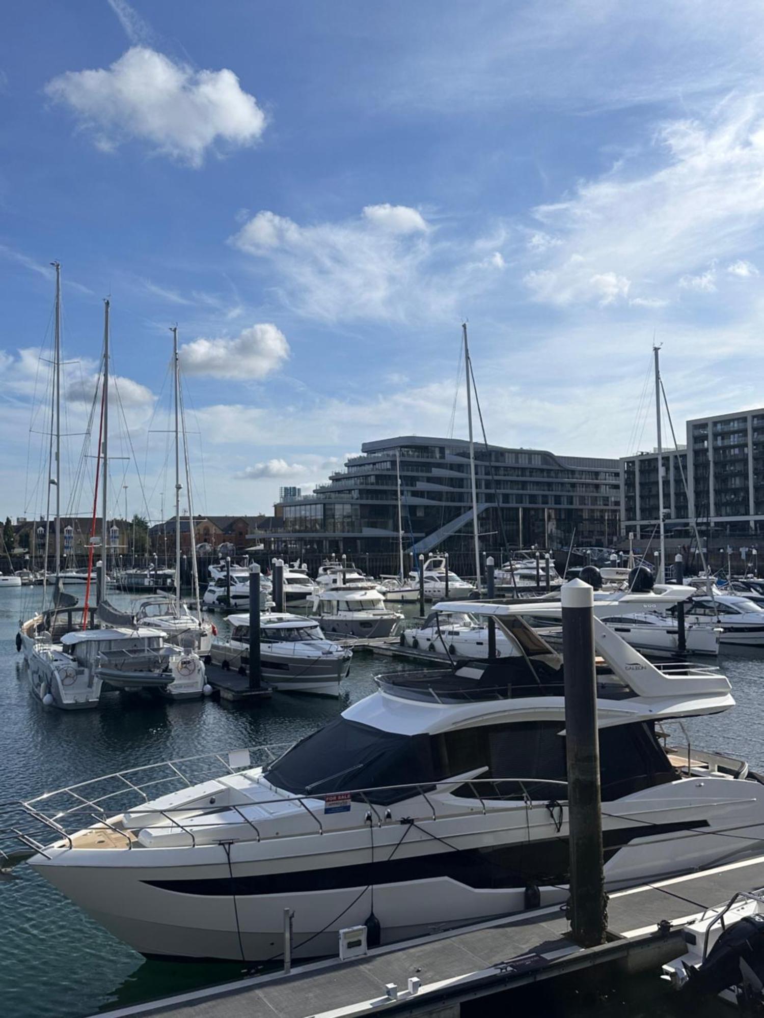 Ocean Village Marina 2 Bedroom Apartment With Balcony! Southampton Luaran gambar