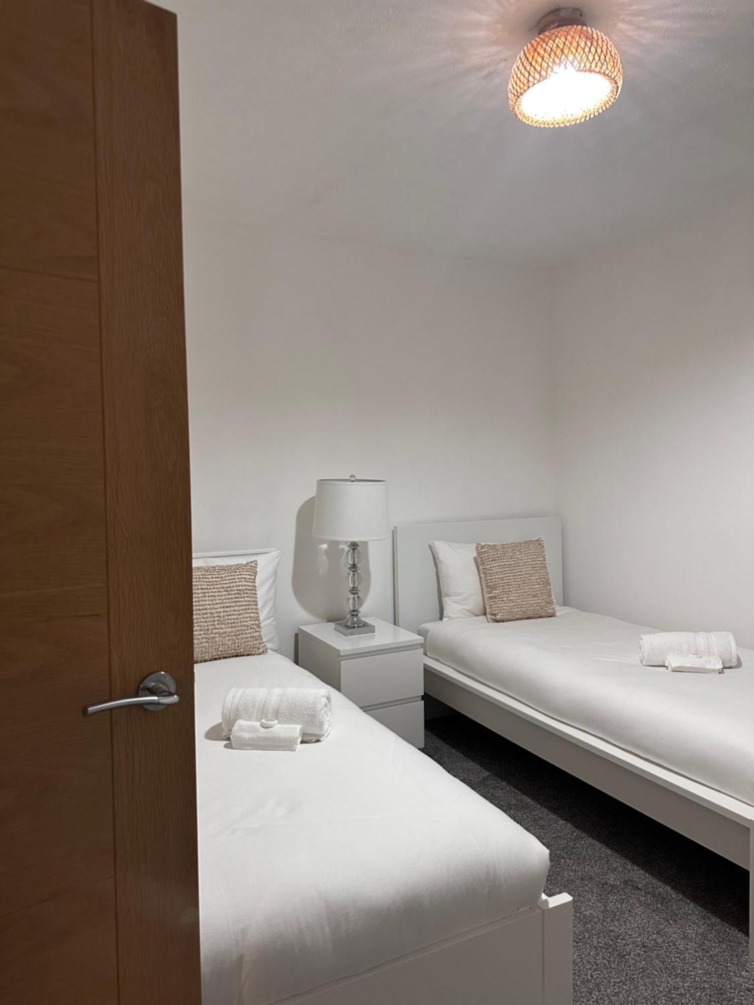 Ocean Village Marina 2 Bedroom Apartment With Balcony! Southampton Luaran gambar