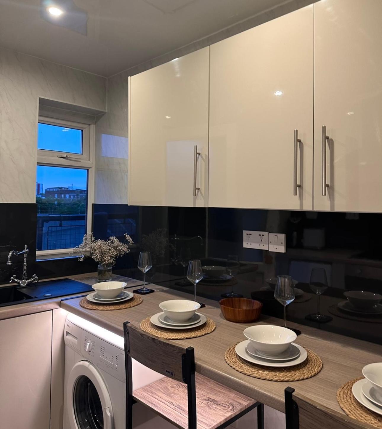 Ocean Village Marina 2 Bedroom Apartment With Balcony! Southampton Luaran gambar